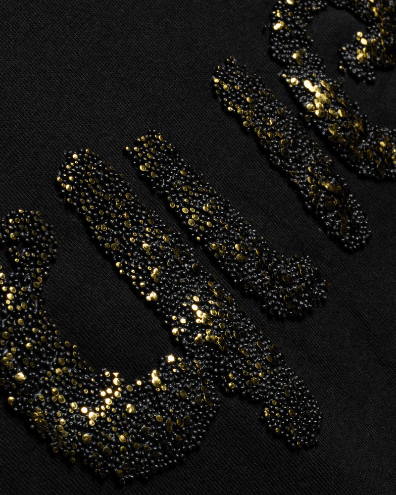 
                  
                    Load image into Gallery viewer, GOLD ONE WORD. T-SHIRT: QUEEN.
                  
                